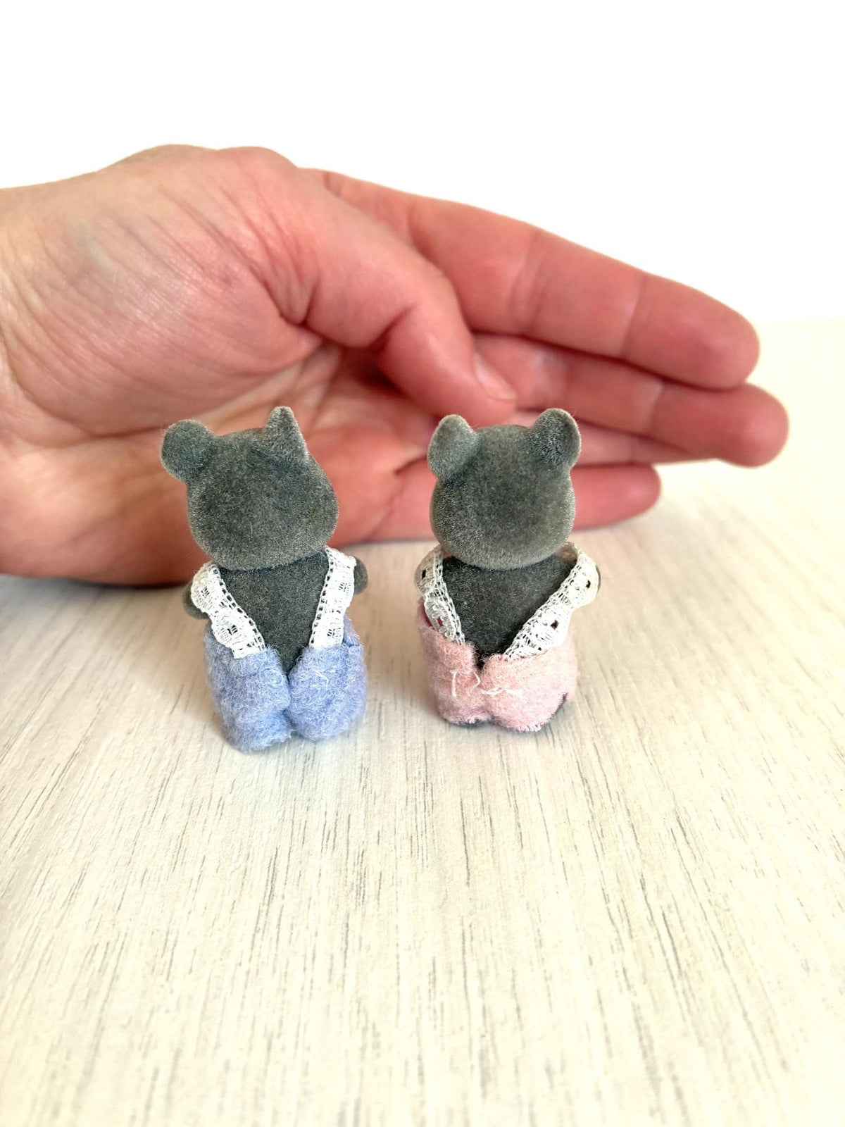 Calico Critters Sylvanian Families grey mouse babies face to face