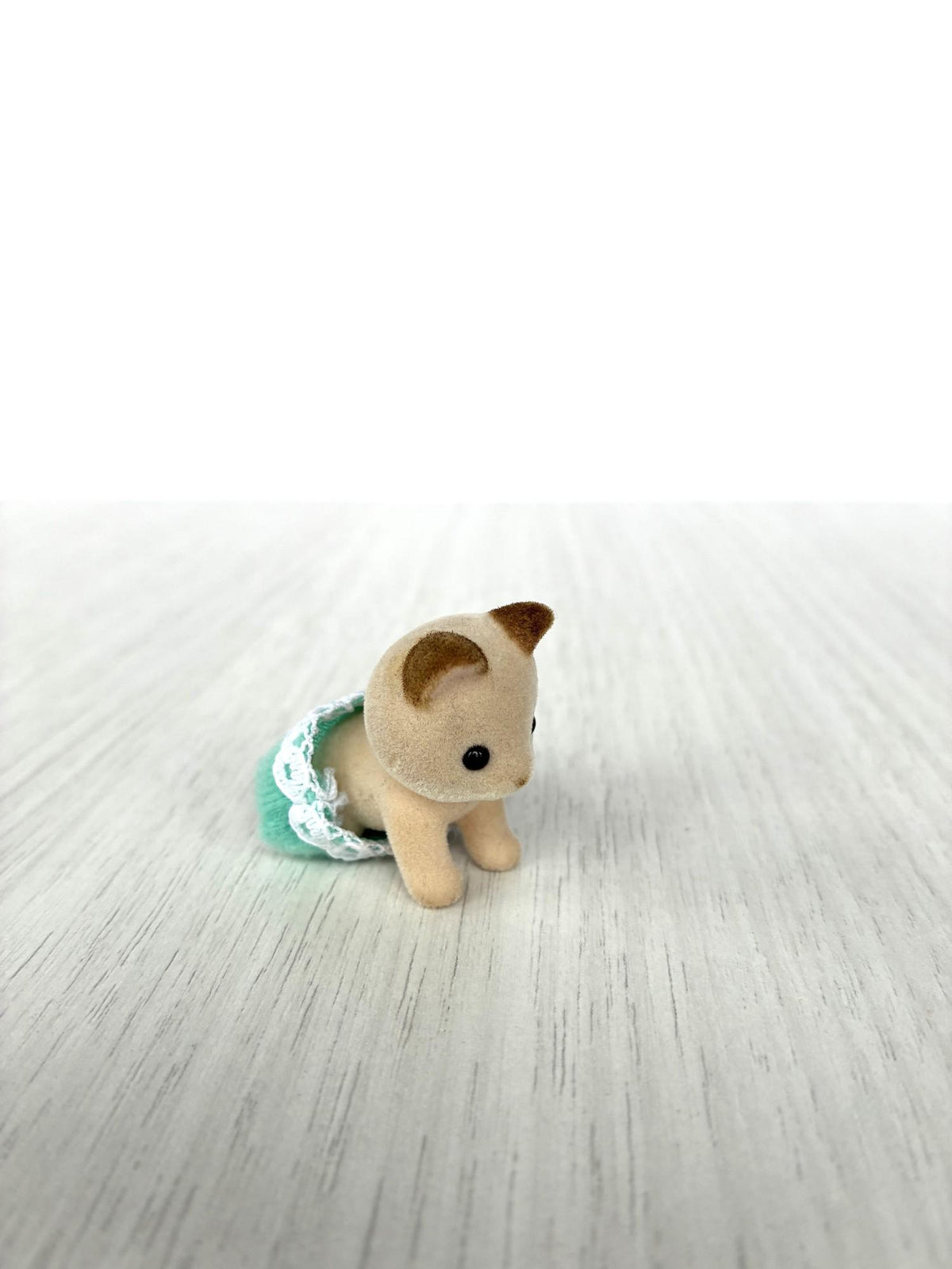 Calico Critters Sylvanian Families cream cat crawling baby side view