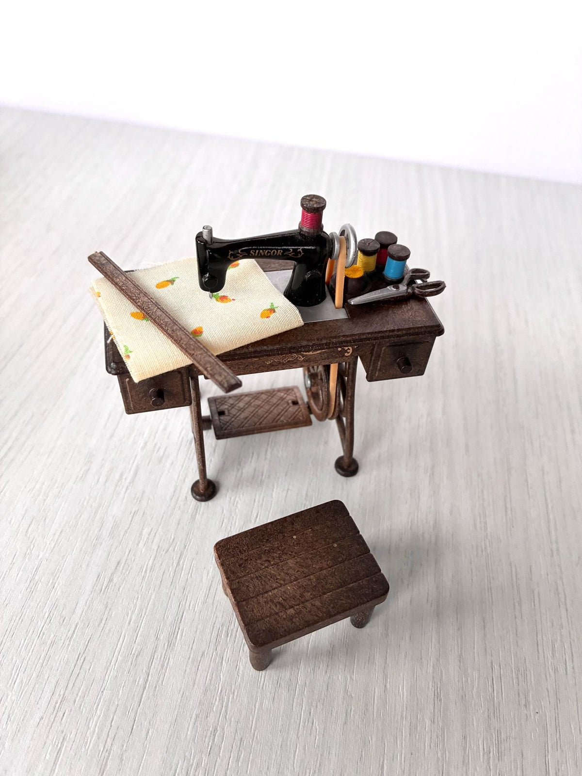 Vintage Sylvanian Families sewing machine set Tomy boxed Calico Critters dollhouse furniture, photo 6