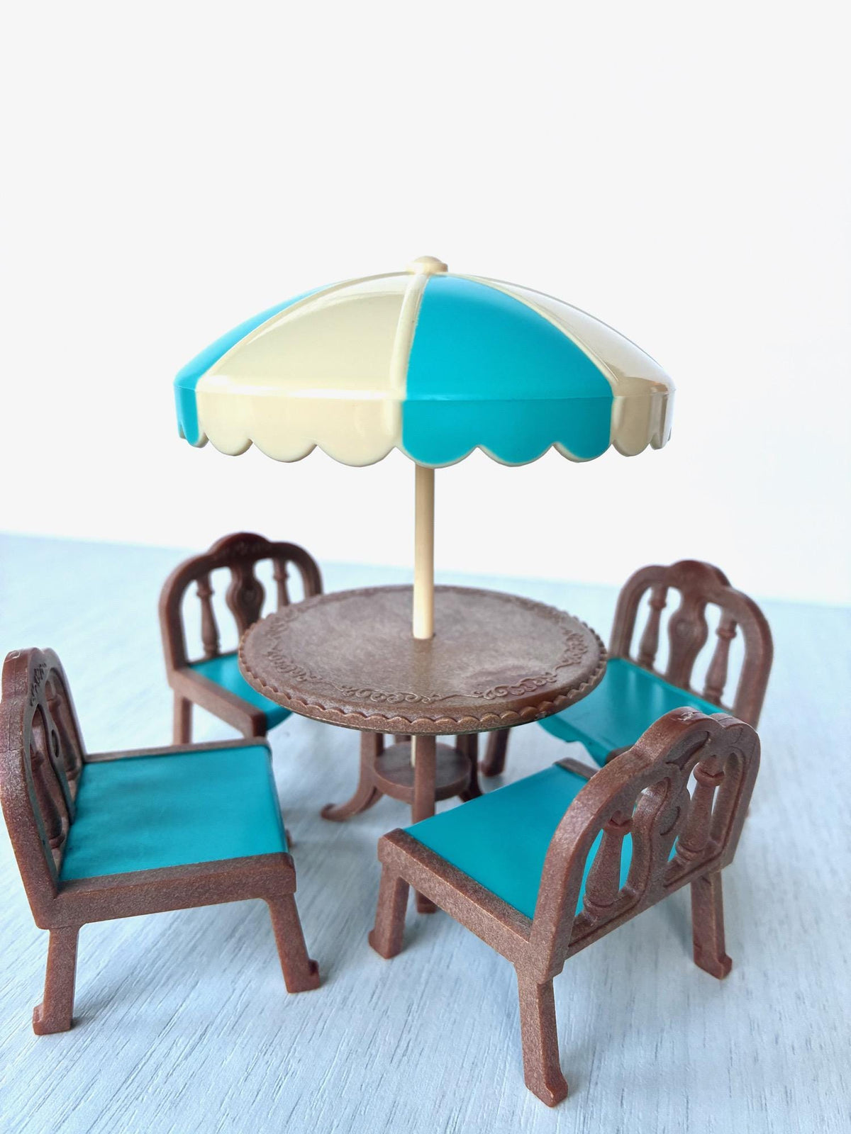 Vintage Sylvanian Families Calico Critters brown garden table and chairs with teal seats and teal cream parasol – photo 2 of 8