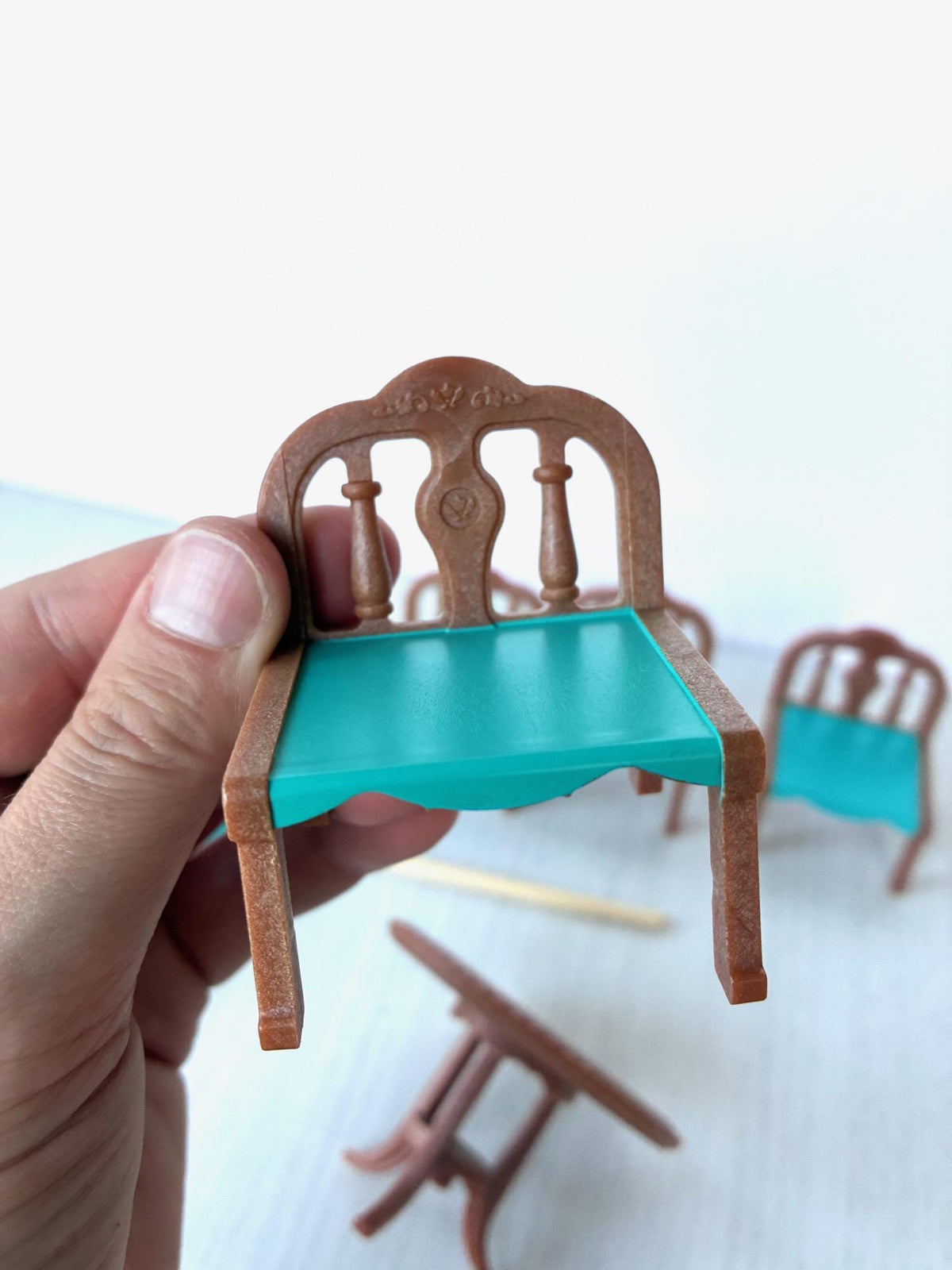 Vintage Sylvanian Families Calico Critters brown garden table and chairs with teal seats and teal cream parasol – photo 7 of 8