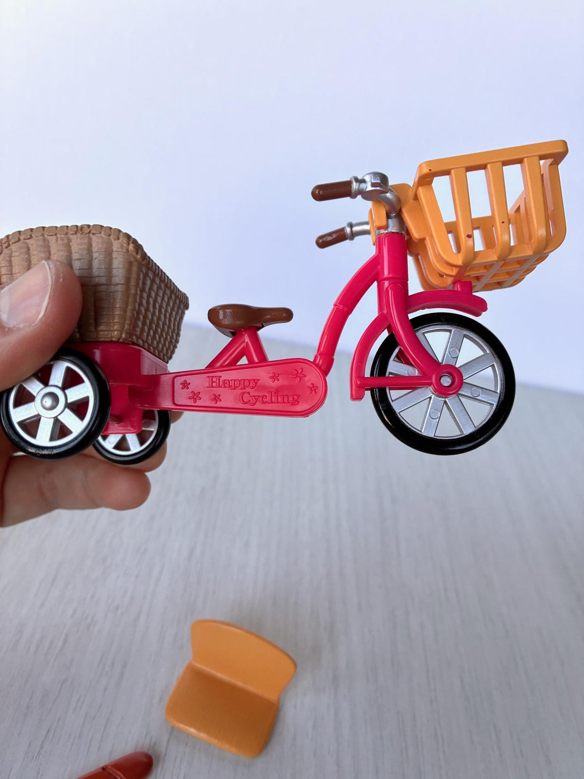 Sylvanian Families Calico Critters red bicycle with orange front basket, rear basket, child seat, baguette and bread bag – photo 3 of 8