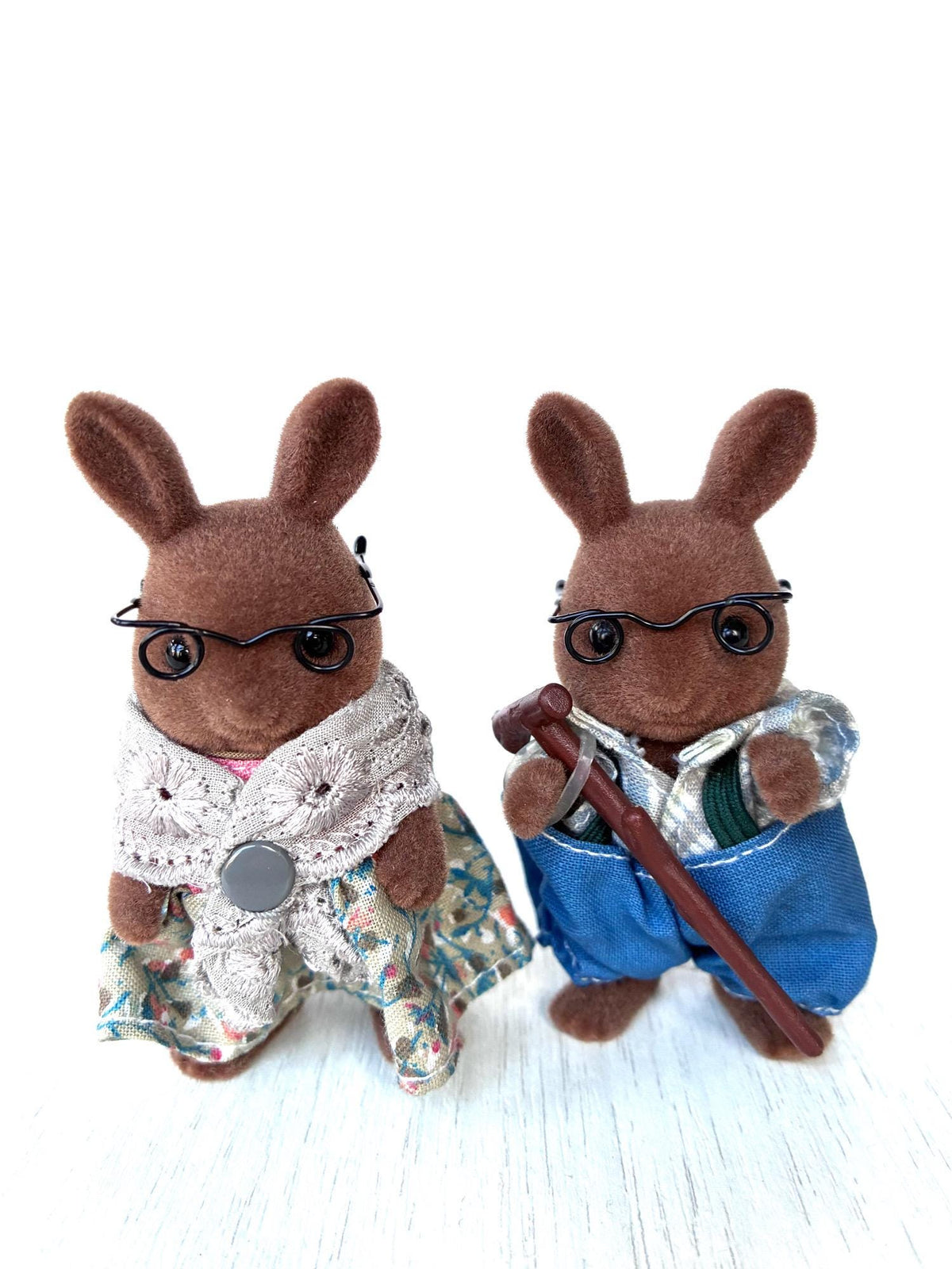 Vintage Sylvanian Families Calico Critters brown Wildwood Rabbit grandparents with wire glasses and walking cane – photo 1 of 11