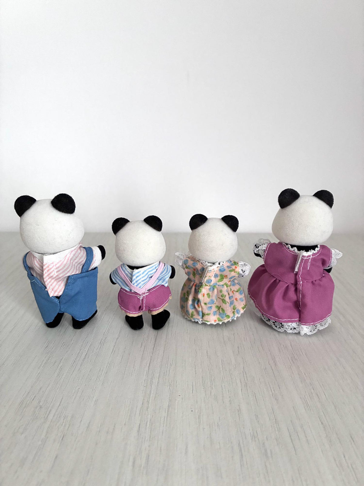 Calico Critters Sylvanian Families vintage Bamboo Panda family of 4, back view close up of heads, flocking condition