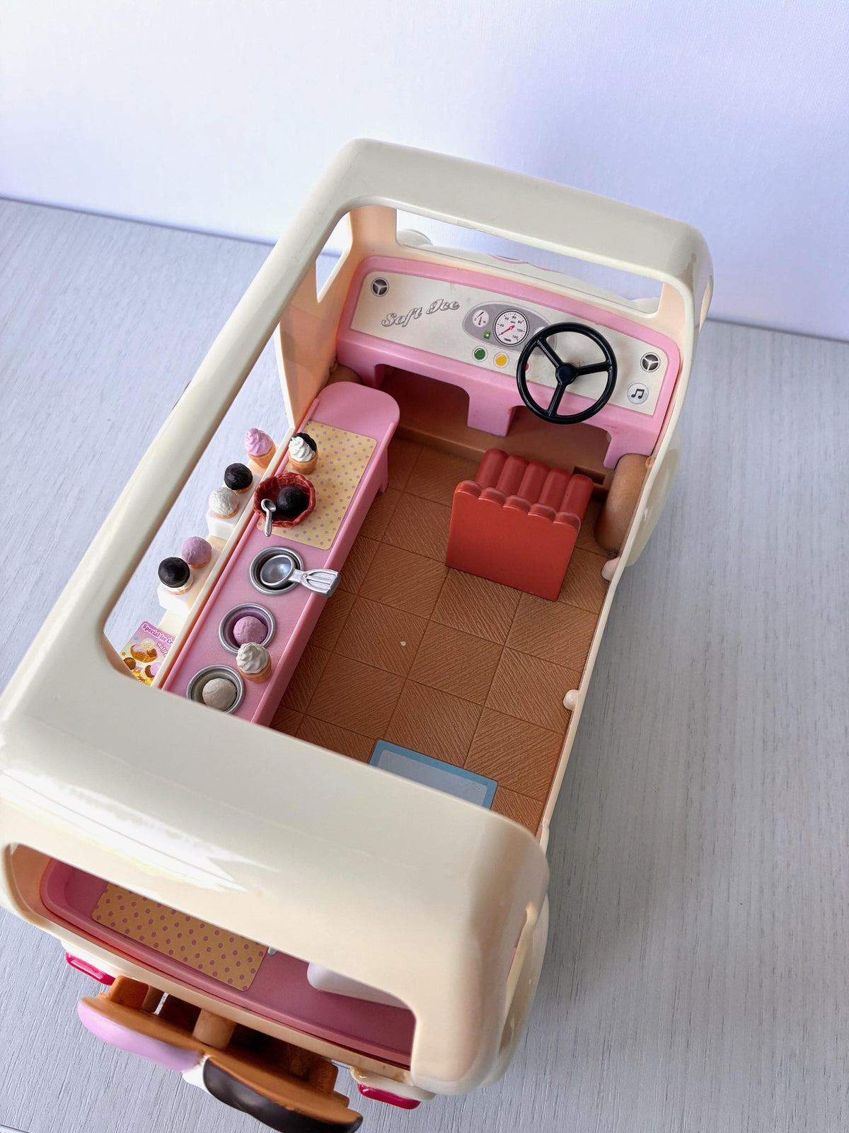 Sylvanian Families Calico Critters Ice Cream Van (Flair 4791) top-down view of the interior with ice creams on the counter