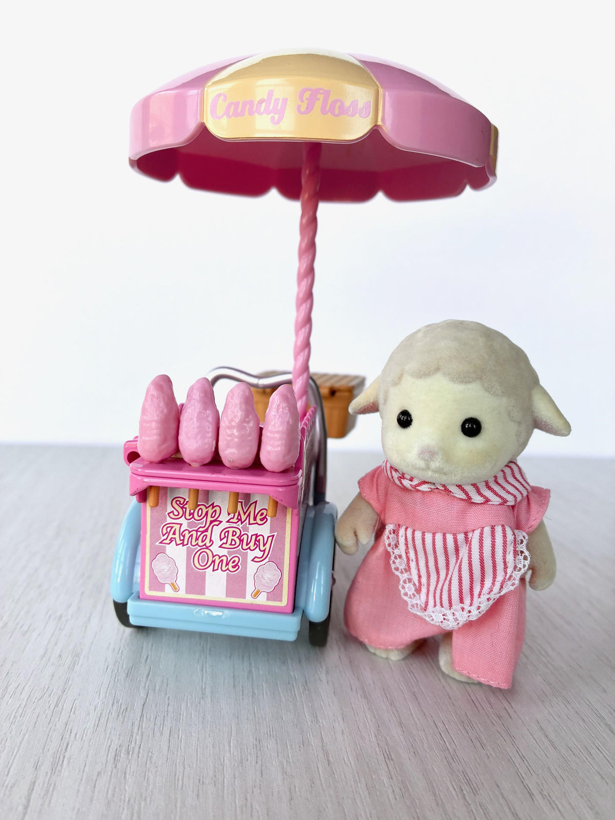 Sylvanian Families Calico Critters Dolly's Candy Floss (Flair 4678) close-up of the candy floss cart front with four candy flosses and Dolly Dale