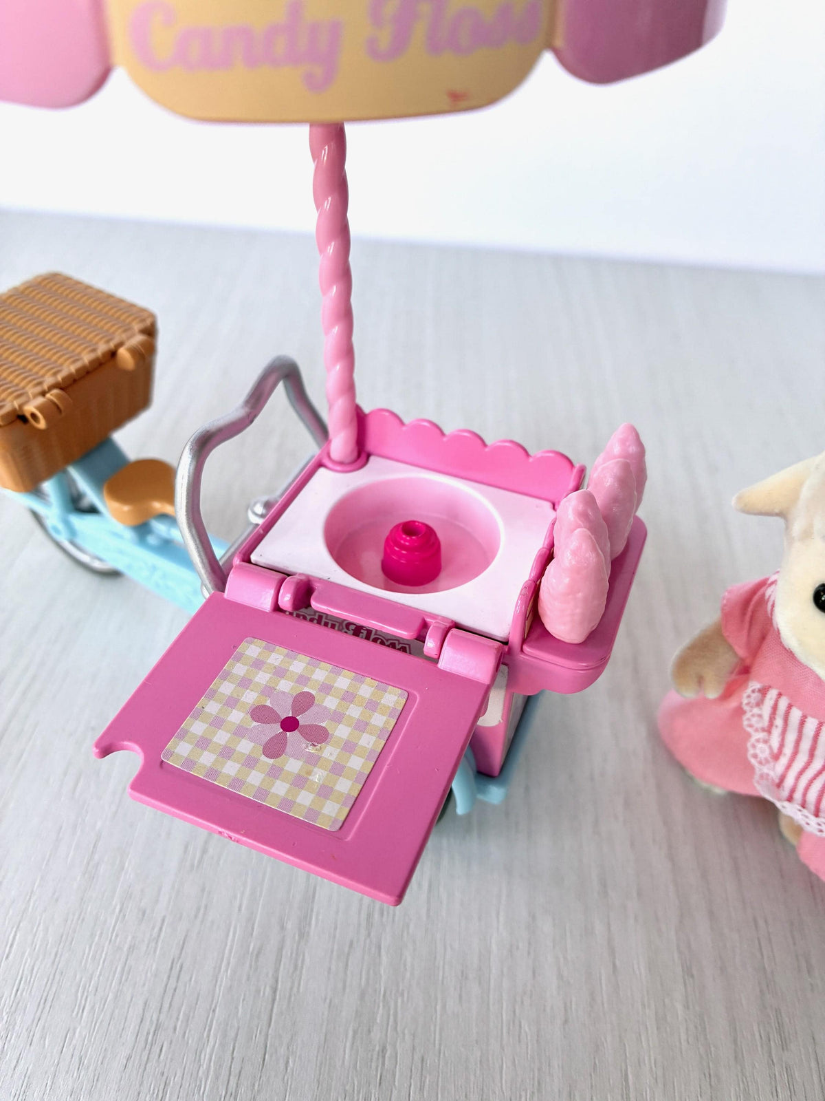 Sylvanian Families Calico Critters Dolly's Candy Floss (Flair 4678) cart with the candy floss bowl lid open and the side counter folded down