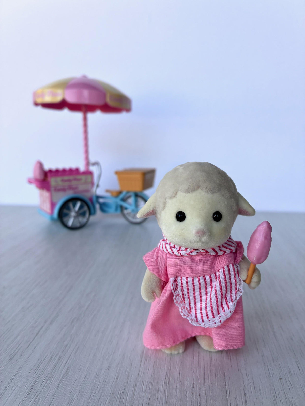 Sylvanian Families Calico Critters Dolly's Candy Floss (Flair 4678) Dolly Dale holding a candy floss beside the cart