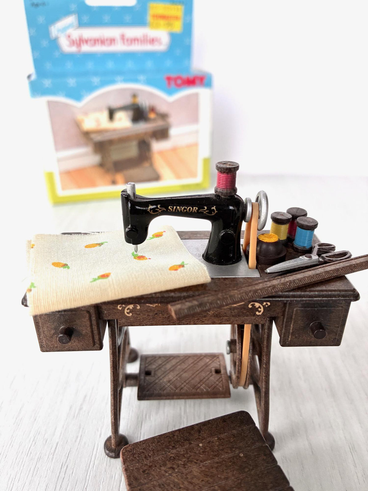 Vintage Sylvanian Families sewing machine set Tomy boxed Calico Critters dollhouse furniture, photo 4