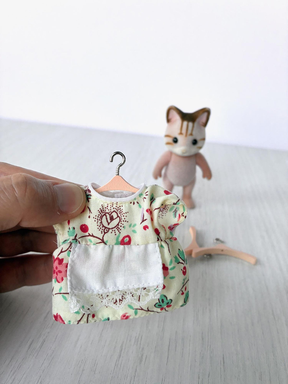 Miniature peach clothes hangers with silver hooks for Calico Critters and Sylvanian Families clothes – photo 4 of 4