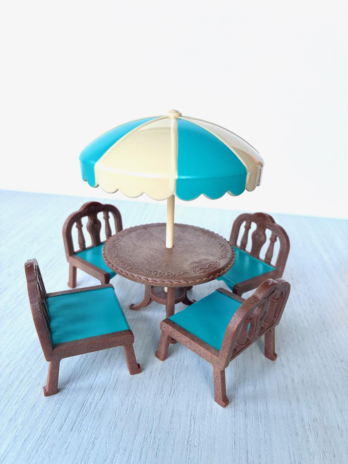 Vintage Sylvanian Families Calico Critters brown garden table and chairs with teal seats and teal cream parasol – photo 1 of 8