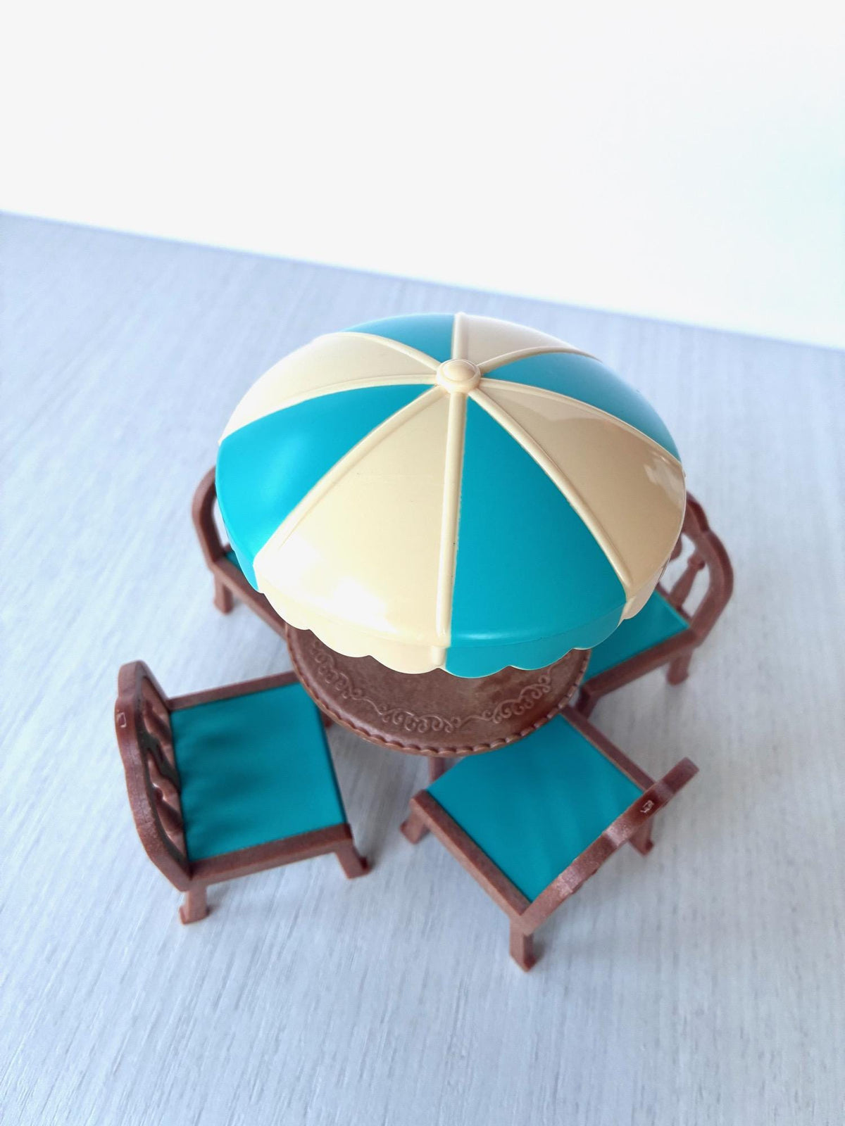 Vintage Sylvanian Families Calico Critters brown garden table and chairs with teal seats and teal cream parasol – photo 3 of 8