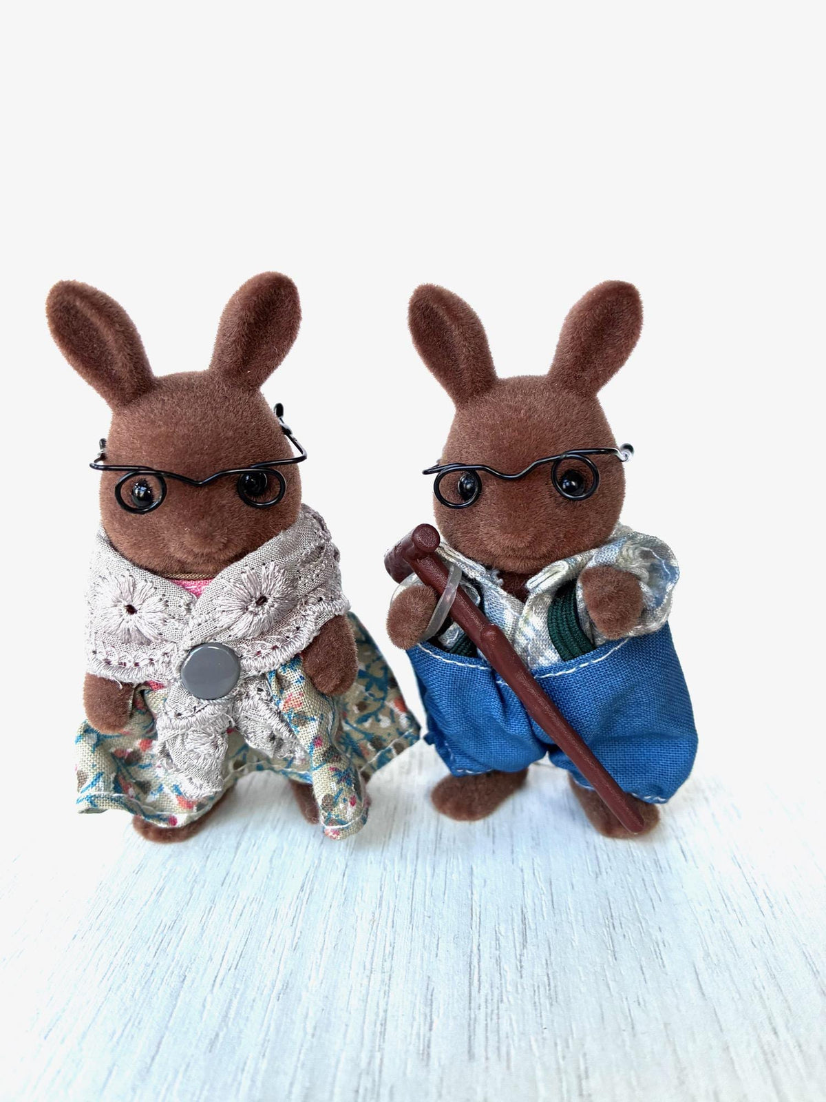 Vintage Sylvanian Families Calico Critters brown Wildwood Rabbit grandparents with wire glasses and walking cane – photo 2 of 11